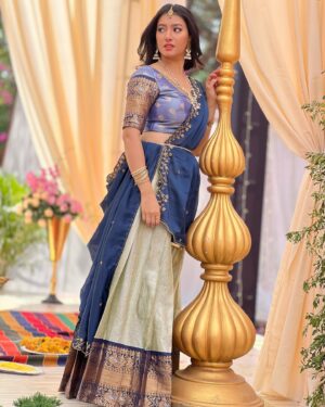 Ramola Instagram - ಸರ್ವರಿಗೂ ಯುಗಾದಿ ಹಬ್ಬದ ಹಾರ್ದಿಕ ಶುಭಾಶಯಗಳು.! 🌾🎋💐 

Outfit: @inayadesignerstudio 

#sareecollection #halfsarees #yugadhi #festivalfashion #festivalwear
