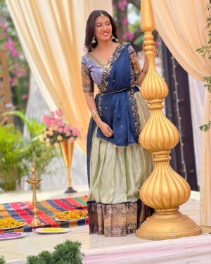 Ramola Instagram - ಸರ್ವರಿಗೂ ಯುಗಾದಿ ಹಬ್ಬದ ಹಾರ್ದಿಕ ಶುಭಾಶಯಗಳು.! 🌾🎋💐 

Outfit: @inayadesignerstudio 

#sareecollection #halfsarees #yugadhi #festivalfashion #festivalwear