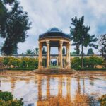 Rana Azadivar Instagram – چند سال پیش که در تهران برف شدیدی بارید، کرایه تاکسی سر به فلک زد. و از فرودگاه تا تهران به یک میلیون تومان رسید. همان برف در شمال کشور بر زمین نشست، و برخی از راه ها را بست. سوپر مارکت ها ، یک بسته نان لواش را تا بیست و پنج هزار تومان و یک بطری آب معدنی یک و نیم لیتری را تا دوازده هزار تومان فروختند.!البته در تهران و شمال و شهر های بزرگ، مهاجر زیاد است . در هر شهر خانواده های اصیل همیشه از فرهنگ بالاتری برخوردارند.
امسال  در شیراز سیل آمد ، درست در فصلی که آن جا پر از مسافر بود، هیچ جنسی گران نشد. و درست برعکس، هتل ها ، باغ ها، سالن ها، مساجد ، درب ها را به روی سیل زدگان گشودند، و رایگان از همه پذیرایی کردند. صاحب خانه ها درب ها را به روی مسافران گشودند و رایگان در اختیار سیل زدگان گذاشتند . تعمیر کاران برای تعمیر رایگان ماشین های سیل زده اعلام آمادگی کردند.در بیمارستان ها با کاروان های شادی ، برای بیماران شادی آفریدند.
چند نفر از اهالی شیراز برای نجات جان مسافران، جان خودشان را از دست دادند.
در شیراز هیچ حسابی برای کمک به سیل زدگان گشوده نشد. بلکه انبوه شماره تلفن بود که در اختیار همه سیل زدگان قرار می گرفت، برای برآوردن احتیاجاتشان.
همه این ها یعنی رشد فرهنگی، انساندوستی و بزرگ منشی. همانطور که در دوران جنگ ، شیرازی ها از جنگ زدگان پذیرایی کردند .
تا جایی که بسیاری از جنگ زدگان برای همیشه در شیراز ماندند.
من به شیراز افتخار می کنم. بی خود نیست که تا قدم به شیراز می گذارم حالم خوب می شود. نه من که همه خانواده و دوستانم هم نسبت به شیراز چنین حسی دارند. 
درود بر شیرازی های عزیز و مهربان،بزرگوار و بافرهنگ . .
.
***متن زیبا از استاد کیانیان عزیز
@reza_kianian_official
.
.
.
.
#رعنا_آزادی_ور#بازیگران#شیراز#سیل#مهربانی#هنرمندان#ایران#فرهنگ#حافظ#