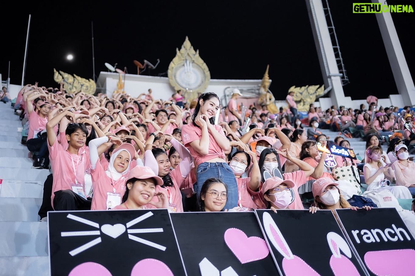 Ranchrawee Uakoolwarawat Instagram - มาล๊าวค๊าา~ ขอบคุณครอบครัว #CatBitของมิ้นท์รัญชน์ มากๆนะคะ 💕 น่ารักมากๆเลย ดีใจที่ได้เจอกันนะคะ หวังว่าทุกคนจะสบายดี ไม่เจ็บไม่ป่วย และได้รับความสุขกับ พลังใจกลับไปทุกกคน เพราะมิ้นท์ก็ได้รับมาเยอะเลย ขอบคุณสำหรับความรักและกำลังใจดีดีที่มีให้เสมอเลยนะคะ ขอบคุณพี่ฟ้า พี่โรส พี่นัทพี่อ้อ พี่ตั้ม พี่ต้า 🤍🤍🤍 พี่ๆแอดมิน พี่ๆทีมซัพพอร์ต และแฟนคลับที่น่าร๊ากกก ทู๊โคนน~ ไว้มีโอกาสเจอกันใหม่นะคะ 🥰🫶🏻🧚🏻♀️💕