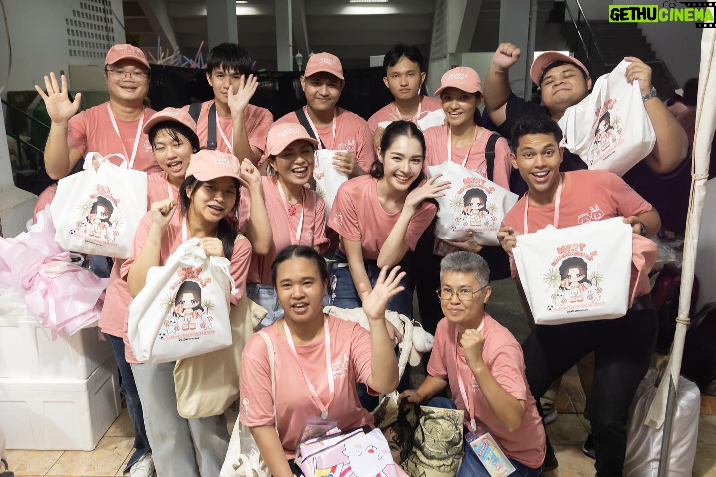 Ranchrawee Uakoolwarawat Instagram - มาล๊าวค๊าา~ ขอบคุณครอบครัว #CatBitของมิ้นท์รัญชน์ มากๆนะคะ 💕 น่ารักมากๆเลย ดีใจที่ได้เจอกันนะคะ หวังว่าทุกคนจะสบายดี ไม่เจ็บไม่ป่วย และได้รับความสุขกับ พลังใจกลับไปทุกกคน เพราะมิ้นท์ก็ได้รับมาเยอะเลย ขอบคุณสำหรับความรักและกำลังใจดีดีที่มีให้เสมอเลยนะคะ ขอบคุณพี่ฟ้า พี่โรส พี่นัทพี่อ้อ พี่ตั้ม พี่ต้า 🤍🤍🤍 พี่ๆแอดมิน พี่ๆทีมซัพพอร์ต และแฟนคลับที่น่าร๊ากกก ทู๊โคนน~ ไว้มีโอกาสเจอกันใหม่นะคะ 🥰🫶🏻🧚🏻♀️💕