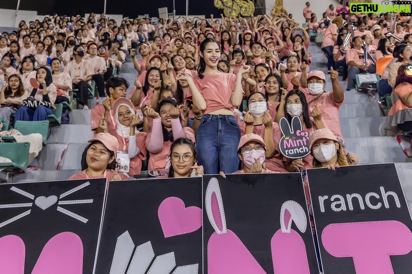 Ranchrawee Uakoolwarawat Instagram - มาล๊าวค๊าา~ ขอบคุณครอบครัว #CatBitของมิ้นท์รัญชน์ มากๆนะคะ 💕 น่ารักมากๆเลย ดีใจที่ได้เจอกันนะคะ หวังว่าทุกคนจะสบายดี ไม่เจ็บไม่ป่วย และได้รับความสุขกับ พลังใจกลับไปทุกกคน เพราะมิ้นท์ก็ได้รับมาเยอะเลย ขอบคุณสำหรับความรักและกำลังใจดีดีที่มีให้เสมอเลยนะคะ ขอบคุณพี่ฟ้า พี่โรส พี่นัทพี่อ้อ พี่ตั้ม พี่ต้า 🤍🤍🤍 พี่ๆแอดมิน พี่ๆทีมซัพพอร์ต และแฟนคลับที่น่าร๊ากกก ทู๊โคนน~ ไว้มีโอกาสเจอกันใหม่นะคะ 🥰🫶🏻🧚🏻♀️💕