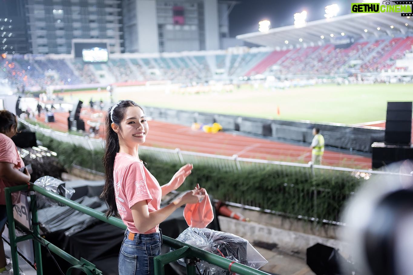Ranchrawee Uakoolwarawat Instagram - มาล๊าวค๊าา~ ขอบคุณครอบครัว #CatBitของมิ้นท์รัญชน์ มากๆนะคะ 💕 น่ารักมากๆเลย ดีใจที่ได้เจอกันนะคะ หวังว่าทุกคนจะสบายดี ไม่เจ็บไม่ป่วย และได้รับความสุขกับ พลังใจกลับไปทุกกคน เพราะมิ้นท์ก็ได้รับมาเยอะเลย ขอบคุณสำหรับความรักและกำลังใจดีดีที่มีให้เสมอเลยนะคะ ขอบคุณพี่ฟ้า พี่โรส พี่นัทพี่อ้อ พี่ตั้ม พี่ต้า 🤍🤍🤍 พี่ๆแอดมิน พี่ๆทีมซัพพอร์ต และแฟนคลับที่น่าร๊ากกก ทู๊โคนน~ ไว้มีโอกาสเจอกันใหม่นะคะ 🥰🫶🏻🧚🏻♀️💕