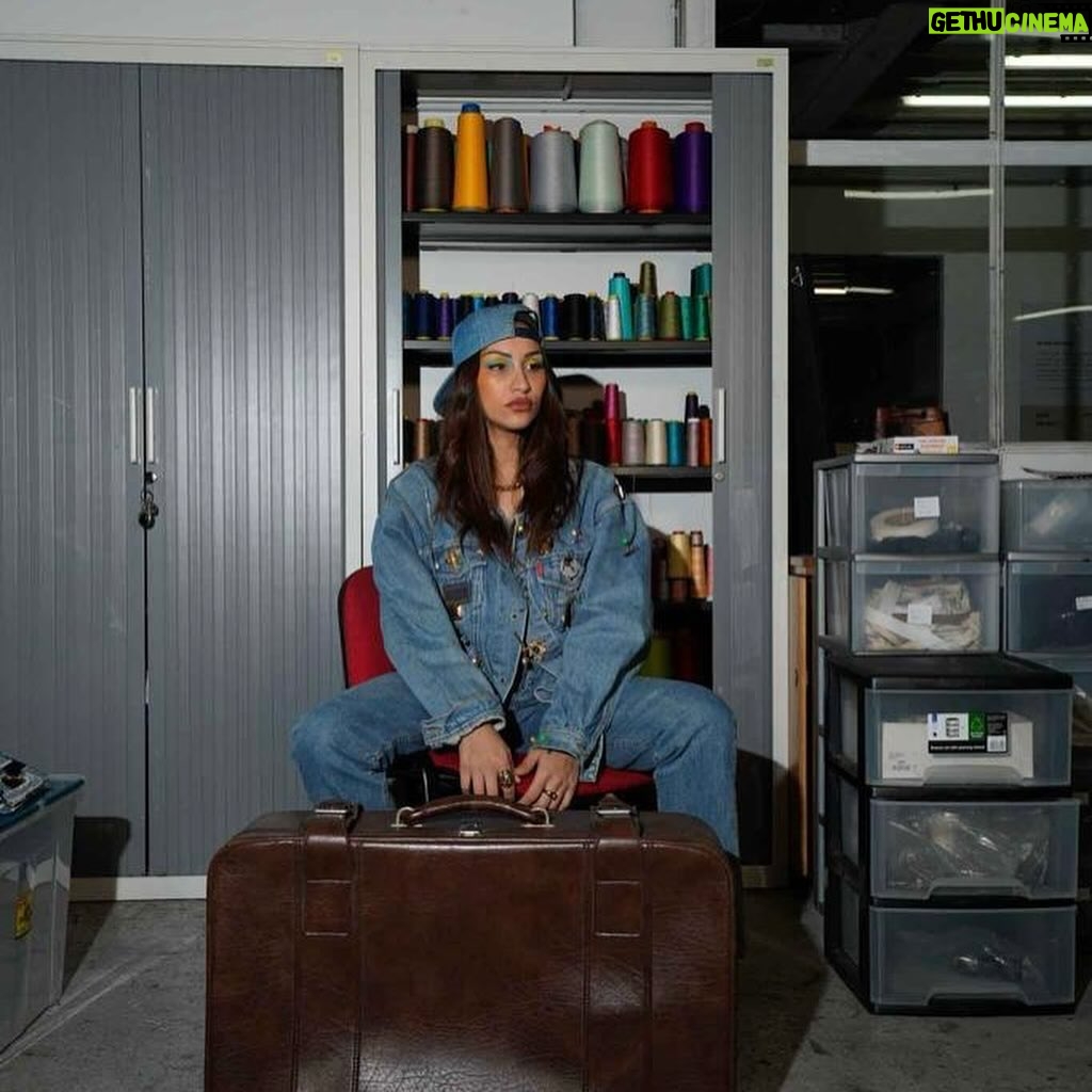 Rania Saiidii Instagram - Voici une expérience de shooting qui me tient particulièrement à cœur ! C'était bien plus qu'un simple travail, c'était une expérience humaine enrichissante où le rire, le soutien et la confiance étaient au rendez-vous. Chacun a mis du cœur à l'ouvrage et était à sa place ce jour-là. Je tiens également à féliciter ma sœur, @rawellsaiidii , pour avoir géré toute la partie artistique. Elle a minutieusement pensé à chaque détail des looks que vous avez pu voir. Rawel est passionnée de mode depuis son plus jeune âge et son rêve est de devenir styliste. Je la soutiens pleinement dans cette voie car elle possède une connaissance approfondie des matières, motifs et couleurs, qu'elle partage au quotidien dans ses réseaux et créations. Je suis reconnaissant envers @ninascaly et @tissecosolidaire pour avoir rendu cela possible. Sans eux, cette opportunité n'aurait pas existé. Je leur souhaite tout le soutien et la force nécessaires pour poursuivre ce genre de projets et d'accomplissement. Bravo à tous !