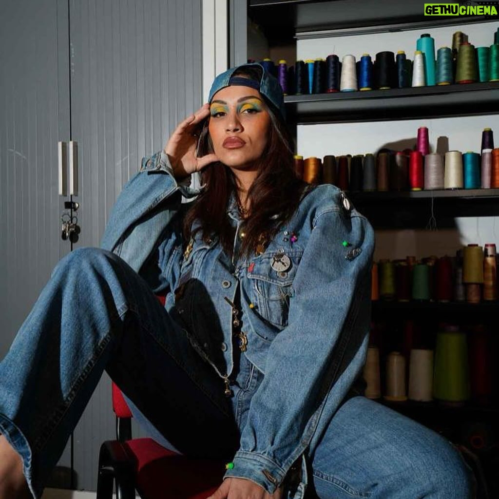 Rania Saiidii Instagram - Voici une expérience de shooting qui me tient particulièrement à cœur ! C'était bien plus qu'un simple travail, c'était une expérience humaine enrichissante où le rire, le soutien et la confiance étaient au rendez-vous. Chacun a mis du cœur à l'ouvrage et était à sa place ce jour-là. Je tiens également à féliciter ma sœur, @rawellsaiidii , pour avoir géré toute la partie artistique. Elle a minutieusement pensé à chaque détail des looks que vous avez pu voir. Rawel est passionnée de mode depuis son plus jeune âge et son rêve est de devenir styliste. Je la soutiens pleinement dans cette voie car elle possède une connaissance approfondie des matières, motifs et couleurs, qu'elle partage au quotidien dans ses réseaux et créations. Je suis reconnaissant envers @ninascaly et @tissecosolidaire pour avoir rendu cela possible. Sans eux, cette opportunité n'aurait pas existé. Je leur souhaite tout le soutien et la force nécessaires pour poursuivre ce genre de projets et d'accomplissement. Bravo à tous !