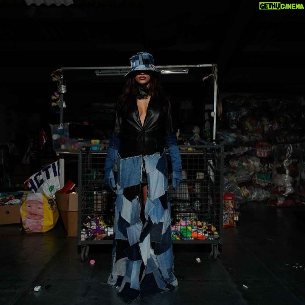 Rania Saiidii Instagram - Voici une expérience de shooting qui me tient particulièrement à cœur ! C'était bien plus qu'un simple travail, c'était une expérience humaine enrichissante où le rire, le soutien et la confiance étaient au rendez-vous. Chacun a mis du cœur à l'ouvrage et était à sa place ce jour-là. Je tiens également à féliciter ma sœur, @rawellsaiidii , pour avoir géré toute la partie artistique. Elle a minutieusement pensé à chaque détail des looks que vous avez pu voir. Rawel est passionnée de mode depuis son plus jeune âge et son rêve est de devenir styliste. Je la soutiens pleinement dans cette voie car elle possède une connaissance approfondie des matières, motifs et couleurs, qu'elle partage au quotidien dans ses réseaux et créations. Je suis reconnaissant envers @ninascaly et @tissecosolidaire pour avoir rendu cela possible. Sans eux, cette opportunité n'aurait pas existé. Je leur souhaite tout le soutien et la force nécessaires pour poursuivre ce genre de projets et d'accomplissement. Bravo à tous !
