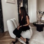 Rania Saiidii Instagram - 🚀 Retour aux affaires! J'avais besoin de me concentrer sur tout ce qui était en cours, mais je suis de retour avec un nouveau projet sur lequel j'ai travaillé dur! 😅 J'ai même failli oublier comment poster ici, haha! 😂 Mais sérieusement, je suis ravi de partager mes nouvelles aventures avec vous. Je suis toujours à l’écoute pour vous et j'adore cette communauté, alors dites-moi, de quoi avez-vous besoin aujourd'hui? 💬🤝 #nouveaudepart #retourauxsources #réseauauthentique