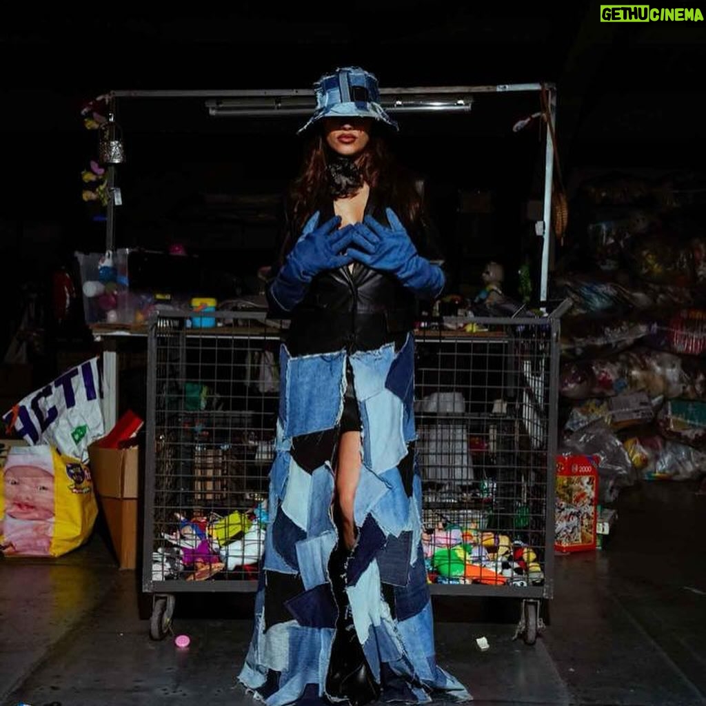 Rania Saiidii Instagram - Voici une expérience de shooting qui me tient particulièrement à cœur ! C'était bien plus qu'un simple travail, c'était une expérience humaine enrichissante où le rire, le soutien et la confiance étaient au rendez-vous. Chacun a mis du cœur à l'ouvrage et était à sa place ce jour-là. Je tiens également à féliciter ma sœur, @rawellsaiidii , pour avoir géré toute la partie artistique. Elle a minutieusement pensé à chaque détail des looks que vous avez pu voir. Rawel est passionnée de mode depuis son plus jeune âge et son rêve est de devenir styliste. Je la soutiens pleinement dans cette voie car elle possède une connaissance approfondie des matières, motifs et couleurs, qu'elle partage au quotidien dans ses réseaux et créations. Je suis reconnaissant envers @ninascaly et @tissecosolidaire pour avoir rendu cela possible. Sans eux, cette opportunité n'aurait pas existé. Je leur souhaite tout le soutien et la force nécessaires pour poursuivre ce genre de projets et d'accomplissement. Bravo à tous !