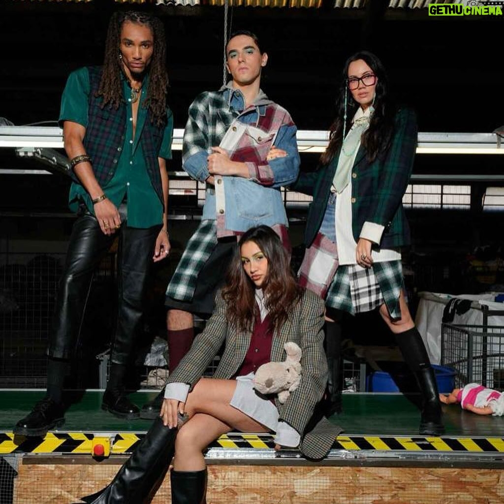 Rania Saiidii Instagram - Voici une expérience de shooting qui me tient particulièrement à cœur ! C'était bien plus qu'un simple travail, c'était une expérience humaine enrichissante où le rire, le soutien et la confiance étaient au rendez-vous. Chacun a mis du cœur à l'ouvrage et était à sa place ce jour-là. Je tiens également à féliciter ma sœur, @rawellsaiidii , pour avoir géré toute la partie artistique. Elle a minutieusement pensé à chaque détail des looks que vous avez pu voir. Rawel est passionnée de mode depuis son plus jeune âge et son rêve est de devenir styliste. Je la soutiens pleinement dans cette voie car elle possède une connaissance approfondie des matières, motifs et couleurs, qu'elle partage au quotidien dans ses réseaux et créations. Je suis reconnaissant envers @ninascaly et @tissecosolidaire pour avoir rendu cela possible. Sans eux, cette opportunité n'aurait pas existé. Je leur souhaite tout le soutien et la force nécessaires pour poursuivre ce genre de projets et d'accomplissement. Bravo à tous !