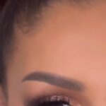 Rania Saiidii Instagram - Au début je voulais vous écrire et savoir quel été votre inspi #makeup pour le nouvel an ? Puis en postant cette vidéo je me suis dit pourquoi ? Pourquoi mettre autant de temps pour vous poster des vidéos make up comme avant ? Je sais pas 🤷🏽‍♀️ peut être que j’ai besoin qu’on me remotive un bon coup !! Les tutos make up 🥹 ma passion ❤️‍🔥 sa me manque tellement ce genre de contenu 🥹 Je reviens vite avec ça ! 🤞🏽 Tellement de questions, de conseils que j’ai envie de vous partagez 🫶🏼 J’ai réalisé ce super #smockyeyes grâce à la Better Than Chocolate Palette De Fards À paupières 🍫 Soon ✨ Mais en attendant « BONNE FÊTE DE FIN D’ANNÉE MES GRIMLYN’S » Love.