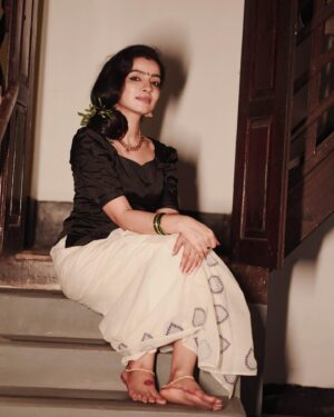 Ranjitha Menon Instagram - Chingam wishes.. 🌾

Dop @pictures_by_prasanth
Styling @makeup_by_sabana_
Costume @iyna_the_boutique
Jewellery @__vydhehi_rental_jewellery__ 
Location @sunil_cher

#chingam #tradition #nostalgia #keralagram #malayalam #traditional #indianwear