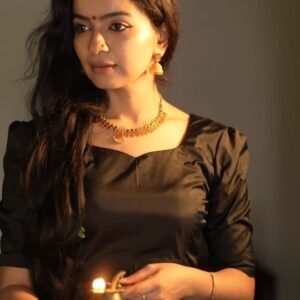 Ranjitha Menon Instagram - Ramayana Masam! 

#karkkidakam #ramayanamasam #keralatradition #kovilakam #dashapushpam #monsoon 

Dop @pictures_by_prasanth
Styling @makeup_by_sabana_
Costume @iyna_the_boutique
Jewellery @__vydhehi_rental_jewellery__ 
Location @sunil_cher