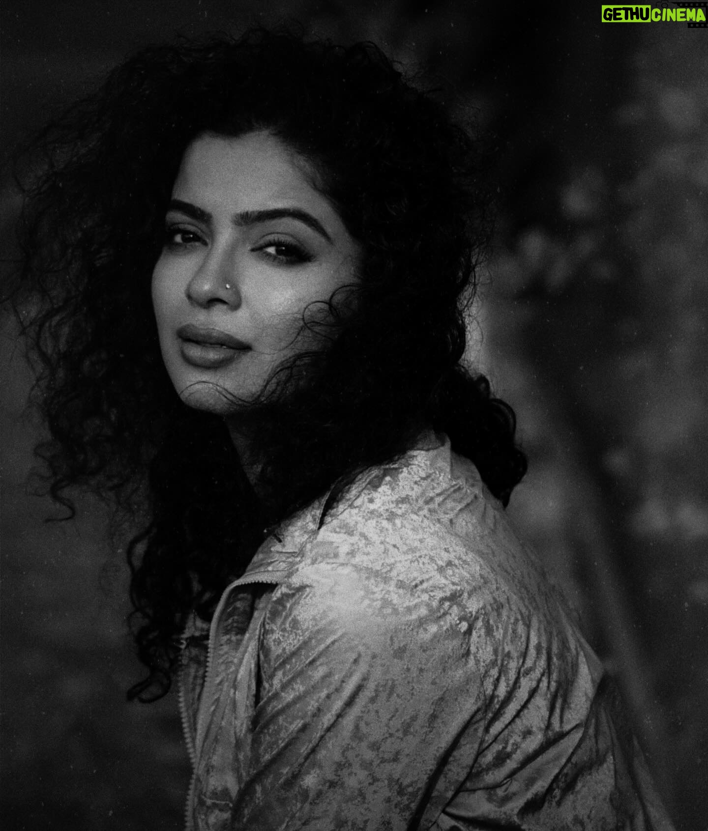 Ranjitha Menon Instagram - Perceiving things in monochrome offers a distinct viewpoint; doesn’t simplicity often enhance art? Life, as a canvas, reveals subtle nuances. Demeanor, individuality, and the warmth emitted—all contribute to the form. Whether it’s a contagious smile, enthusiasm for life, or savoring a cup of coffee, each detail enriches the narrative. Even expressions hold a distinctive essence, and emotions? They compose the unconventional soundtrack to navigate this journey. It’s all part of an evolving tale. So, are we in the light, the shadows, or somewhere in between this beautiful mess? 📷 @arunchandu #monochromatic #emotions #unconventional #random #pensive #mood