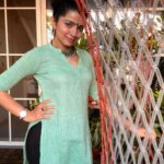 Ranjitha Menon Instagram - എന്നിലെ പുഞ്ചിരി നീയും.. നിന്നിലെ പുഞ്ചിരി ഞാനും.. ! #sunsetlovers #dusk #goldenlight #inlovewithnature #greenspace