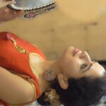 Ranjitha Menon Instagram - കന്യാകുമാരിവീഥികളിലൂടെ..!🧡 കന്യാകുമാരിദേവിയുടെ മാസ്മരികതയിൽ അലിഞ്ഞ്, അതിന് ശേഷം സുവർണ്ണസൂര്യാസ്തമയം കണ്ട്, ത്രിവേണിസംഗമ തീർത്ഥത്തിൽ കാൽ നനച്ച്, വർണശബളമായ തെരുവ് കാഴ്ചകൾ ആസ്വദിച്ച്, കൈനോട്ടക്കാരിയുടെ പ്രവചനങ്ങൾ കേട്ട്, പട്ടുസാരികളും കുപ്പിവളകളും വാങ്ങി, കച്ചവടക്കാരോട് കുശലം പറഞ്ഞ്, കടല കൊറിച്ചുകൊണ്ട് സന്ധ്യയിൽ നിന്നും രാത്രിയിലേക്ക് ഉള്ള ഒരു യാത്രയുടെ ഓർമ്മക്ക്…💫🧡 Shot and edited by @sruthy95 #kanyakumari #sangamam #vibrant #streetstyle #sunset #happymoments