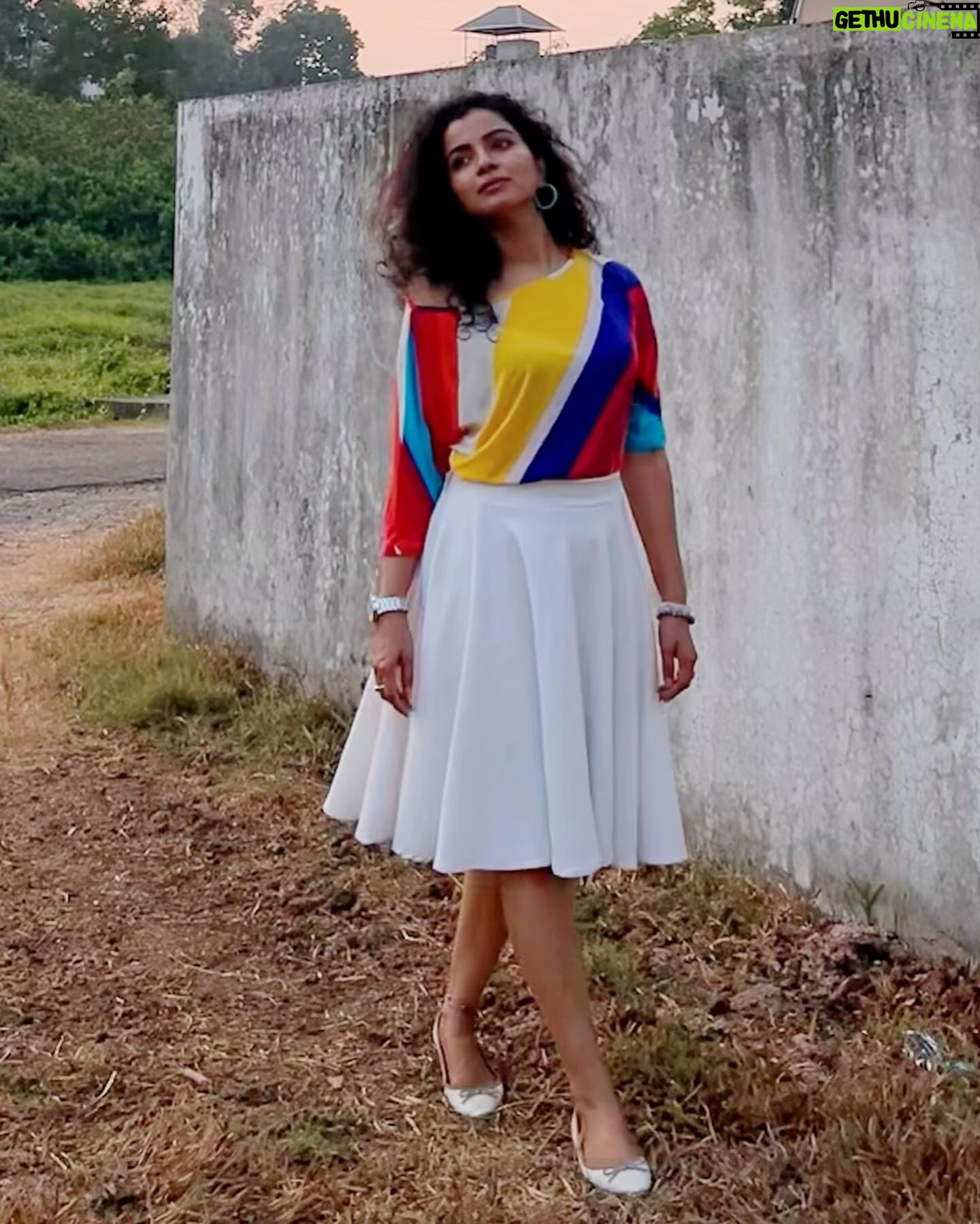 Ranjitha Menon Instagram - Whether it is a sprawling landscape or a quiet country lane or even a boring street, every road has a story to tell! And it doesn’t matter if you are travelling to far-flung destinations or simply exploring your own backyard (which exactly is in my case😜) take a moment to pause and appreciate the beauty that surrounds you! #backyard #mobilephotography #random #streetphotography #freestyle