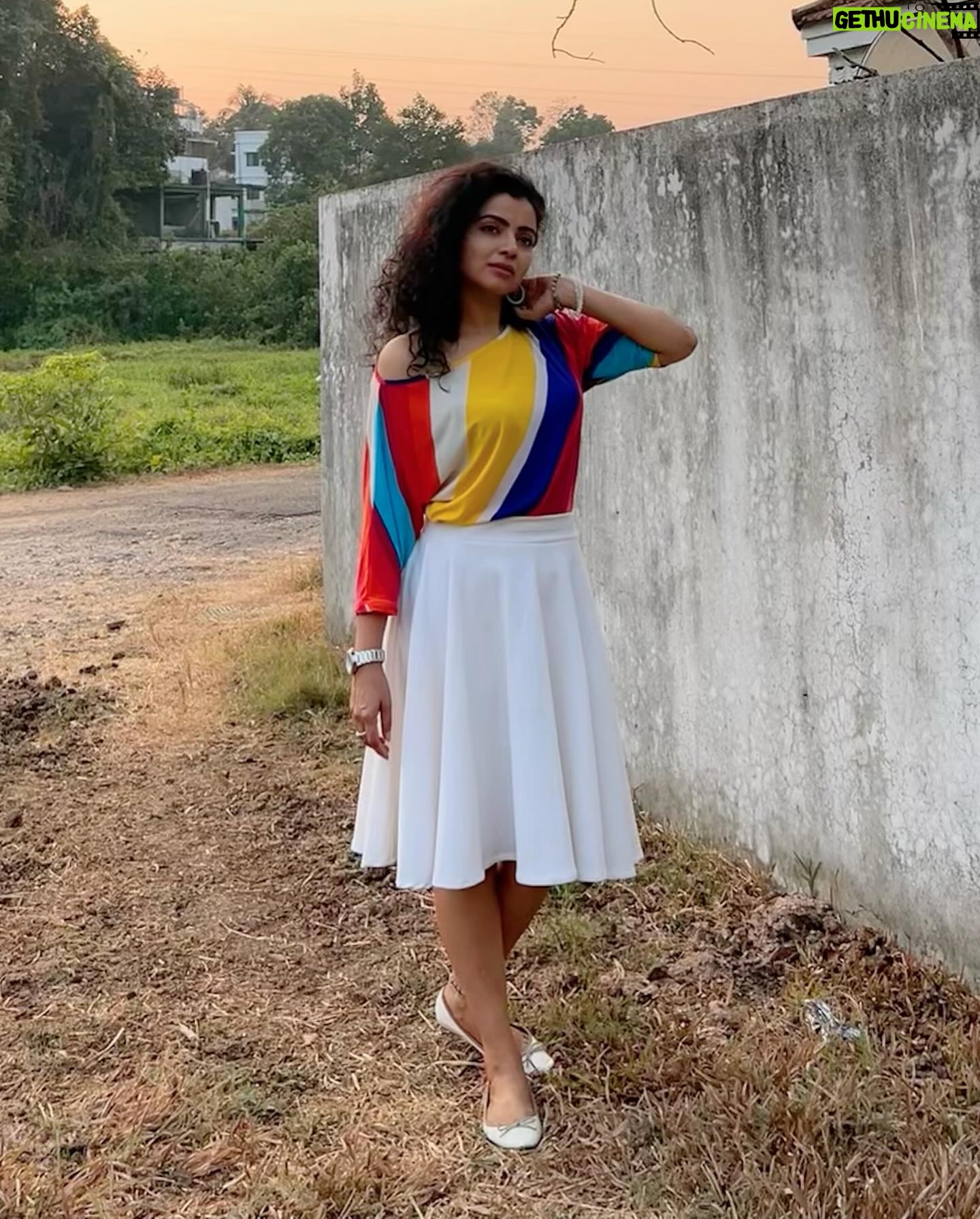 Ranjitha Menon Instagram - Whether it is a sprawling landscape or a quiet country lane or even a boring street, every road has a story to tell! And it doesn’t matter if you are travelling to far-flung destinations or simply exploring your own backyard (which exactly is in my case😜) take a moment to pause and appreciate the beauty that surrounds you! #backyard #mobilephotography #random #streetphotography #freestyle