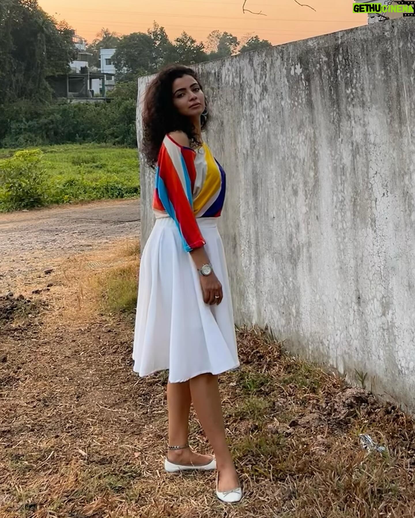 Ranjitha Menon Instagram - Whether it is a sprawling landscape or a quiet country lane or even a boring street, every road has a story to tell! And it doesn’t matter if you are travelling to far-flung destinations or simply exploring your own backyard (which exactly is in my case😜) take a moment to pause and appreciate the beauty that surrounds you! #backyard #mobilephotography #random #streetphotography #freestyle