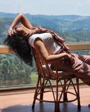 Ranjitha Menon Instagram - At a place where your soul shine like the Sun.. 

#breathtaking #nilgiris #hillstation #viewpoint #summerholidays #bluesky #amazingview #colonialarchitecture #selfindulgence #natureatitsbest 

Thank you so much Dr Nithya and Dr Renjith for the amazing holiday that we all had.💛💛💛