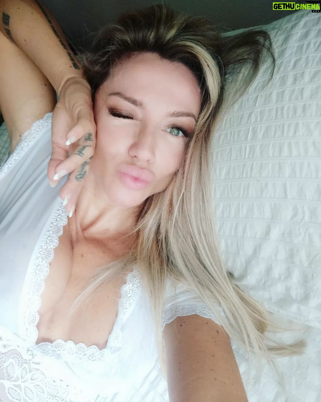 Raquel Henriques - 1.4K Likes - Bon jour ☀️🖤