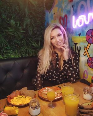 Raquel Henriques Instagram - Hoje fui visitar o novo espaço em cascais @seventh.pt 😃e adorei tudo, o espaço muito "cool" o staff super boa onda e as refeições são óptimas e de grande qualidade, são super completas no que diz respeito a nutrição e bem saborosas.
Não dá para resistir.😍😍😍 
Aconselho vivamente 🥳🥳🥳