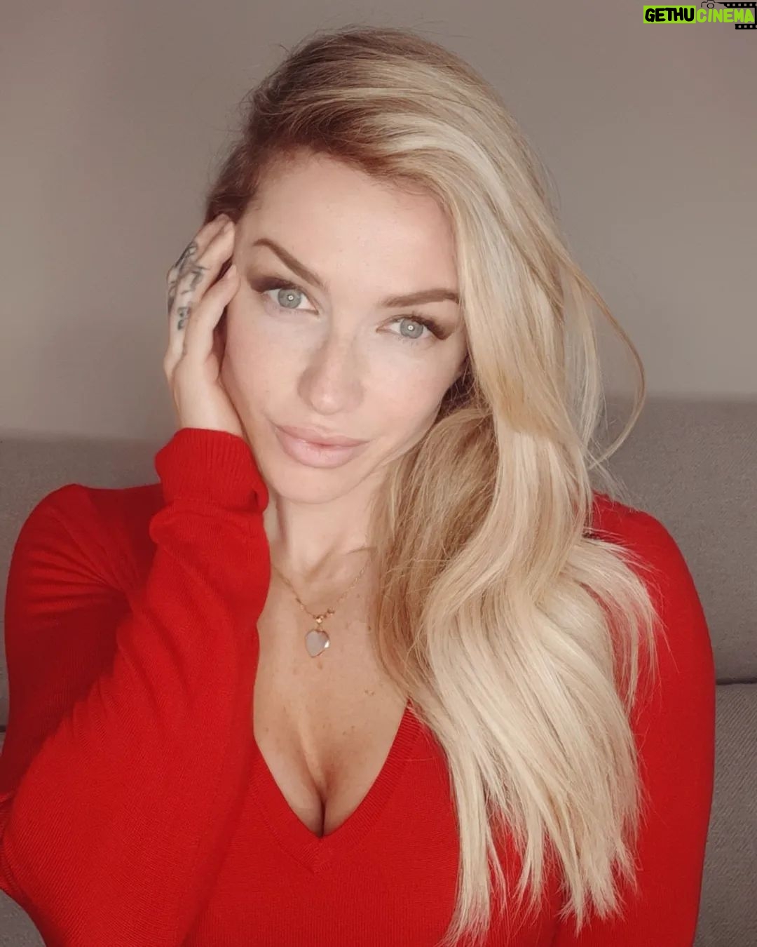 Raquel Henriques - 1.4K Likes -