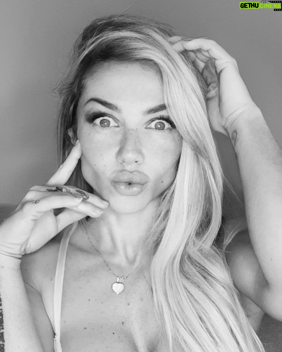 Raquel Henriques - 1.6K Likes - I wonder why 🤔😳🤨