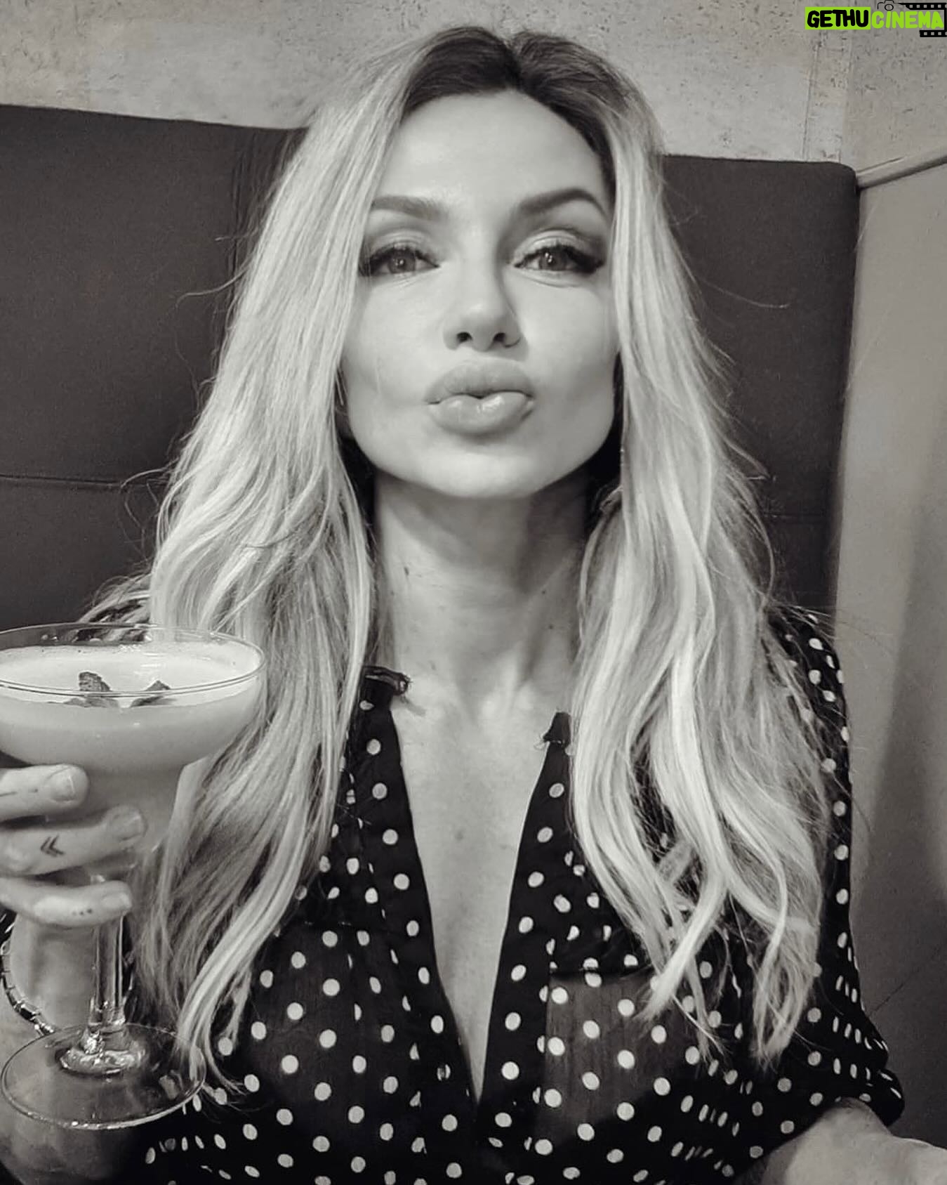 Raquel Henriques - 1.5K Likes - Cheers
