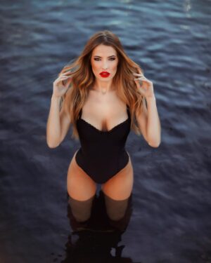 Raquel Jacob Instagram - 👎🏻CYBERBULLYING: Quando alguém te magoar ou ofender cobardemente escondido atrás de um ecrã, não pagues da mesma moeda, apenas sente compaixão daquele que precisa humilhar, ofender e magoar para se sentir superior! Eu não sou nem devo ser a mulher Maravilha, apenas uma pessoa comum, vulnerável e forte, incapaz e gloriosa, assustada e audaciosa, bela aos olhos de uns e feia aos olhos de  outros. Porque toda as mulheres são portadoras de uma beleza imperfeita (exterior e interiormente) Jamais deveria de haver um padrão, pois toda a beleza é exclusiva como um quadro ou uma obra de arte que agradará a uns e desagradara a outros, lembrem-se que rótulos foram feitos para coisas, não para pessoas e felizes são aqueles que não precisam humilhar pra se sentirem de bem com a vida! #cyberbullying #saynotocyberbullying  #beyourself #dontbeshamed #bewhoyouare #befree #woman #cute #womanpower #beauty #fearlesssfemales #loveyourself #picoftheday #proudme #instablogger #instablog #myway 
Cyberbullying: When someone hurts or offends you cowardly hidden behind a screen, please don't pay in the same coin, just feel compassion for those who need to humiliate, offend and hurt to feel superior! I am not and shouldn’t be a Wonder Woman, just a vulnerable and strong ordinary person, incapable and glorious, frightened and bold, beautiful in the eyes of some and ugly in the eyes of others. Because all women have an imperfect beauty (outside and inside) shouldn’t never be a pattern, because all beauty is unique as a painting or a work of art that will please some and displease others, remember that labels are made for things, not for people and happy are those who do not have to humiliate to feel good about life!