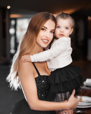 Raquel Jacob Instagram - Ser mãe para mim foi assinar um contrato com o destino, me comprometendo a ser feliz e hoje carrego o meu sonho nos braços... 📝E voltando ás partilhas, eu sempre quis uma menina, desde que me lembro que queria uma “Maria Leonor”, e sempre desejei muito que tivesse a minha cor de olhos mas que o cabelo não fosse tão claro, e nem viesse com sardas como as minhas, saiu-me o jackpot, em projecto só pedia que não fosse tão branquinha, pois a pele tão clara como a minha, dá imenso trabalho quanto á proteção solar e a marcas, mas também não havia como não o ser, eu sou branquinha o pai é um Casper @josesaoficial 😂... podíamos até ser patrocinados pela Neoblac.
❓E vocês como imaginaram os vossos tesouros? Saíram iguais a vocês ou como eu foram buscar os genes a gerações passadas? ❓
P.s. Quem disser que ela não é a minha cara será bloqueado 😏 #mybabygirl #maria #perfection #myeverything #myworld #love #motherhood #happiness #blueeyes #myqueen #2years #instamom #instastyle #fashionbaby #fashionmom #moments #meandyou #alwaystogether #instablogger #instablog #myway 💆🏼‍♀️By: @bertoviana @bertovianaestudio
