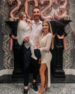 Raquel Jacob Instagram - 2️⃣0️⃣2️⃣3️⃣ (eu amo os números ímpares e 3 é a conta que Deus fez) portanto entro em 2023 com fé que será um ano incrível, tudo o que mais pedi foi saúde, amor e realização profissional para mim e para os meus. E igualmente é o que desejo para cada um de vocês. A verdade é que tirando uma ou outra coisa, só depende de nós, fazer de 2023 um ano incrível, para nós mesmo e para os outros! Hoje estreou a 1ª página em branco de 365 que estão á espera que com saúde inspiração, amor e empatia vocês preencham o melhor que conseguem! E se derem o vosso melhor tenho a certeza que o resultado final ficará incrível.