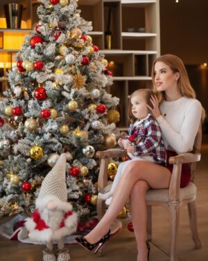 Raquel Jacob Instagram - 🌲Natal perfeito é aquele que se compartilha com quem se ama!🌲 E nestas fotos eu tenho dois dos amores mais importantes, o amor da minha vida e o amor próprio! Que o vosso NATAL seja maravilhoso ao lado daqueles que vos fazem bem, pois estar ao lado da família e amigos, rodeados de amor é o presente mais especial e valioso de todos. 💖
#natal #natal2019 #family #baby #love #christmas #christmastime #friends 
💇🏼‍♀️ @hair_bertoviana_oficial_hair 🗞 @revistavipportugal 🏡 @quintasantoandre ❣️Family (My Proud) 💑👩‍👧 @josesaoficial @catarina_jacob [Maria]