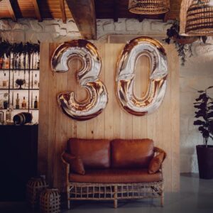 Raquel Jacob Instagram - Os nossos 30, foram assim: O tema que escolhemos para a festa foi “Welcome to the Jungle” pois é a descrição mais correta quando decidimos que íamos juntar, amigos e família tudo num sitio😂
Havia imensas reservas da nossa parte quanto á festa, infelizmente o covid já estava instalado e queríamos ter as máximas precauções, cumprir a lei á risca para não colocarmos a nossa saúde e as dos que amamos em risco. A quinta não foi difícil de escolher, devido á sua beleza e aos cuidados que tinham no comprimento das normas exigidas pela lei e pela DGS, mas eu confesso que só pela beleza da quinta e pela comida eu já estava mais que convencida que ia ser a @quintadoavesso aproveitando para agradecer todo o carinho, simpatia e cuidado, comigo e com todos os meus convidados, vocês foram uns dos principais responsáveis de que tudo tenha sido incrível como foi. Para a animação queríamos trabalhar com uma equipa de animação com serviço variado e premium, então selecionamos a @funbox_producoes  a quem tenho de agradecer as horas de animação que nos proporcionaram! Foram um total de 47 pessoas entre família e amigos íntimos, foi uma noite cheia de surpresas que me levaram dos sorriso de alegria, ás lágrimas de alegria e gratidão como podem confirmar na última foto. 🙏🏼