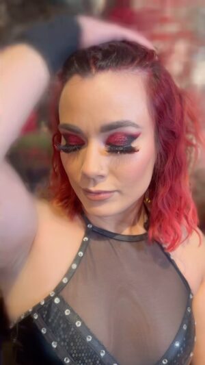 Raquel Lourenço Instagram - @kellywrestling painted Toronto red with this @nicolepacemua glam 🩸❤️ 
•
#toptag #toronto #canada🇨🇦 #canada #red #redhair #redhead #eyemakeup #eye #makeupartist #makeup #glammakeup #glamour #glam #eyelashes