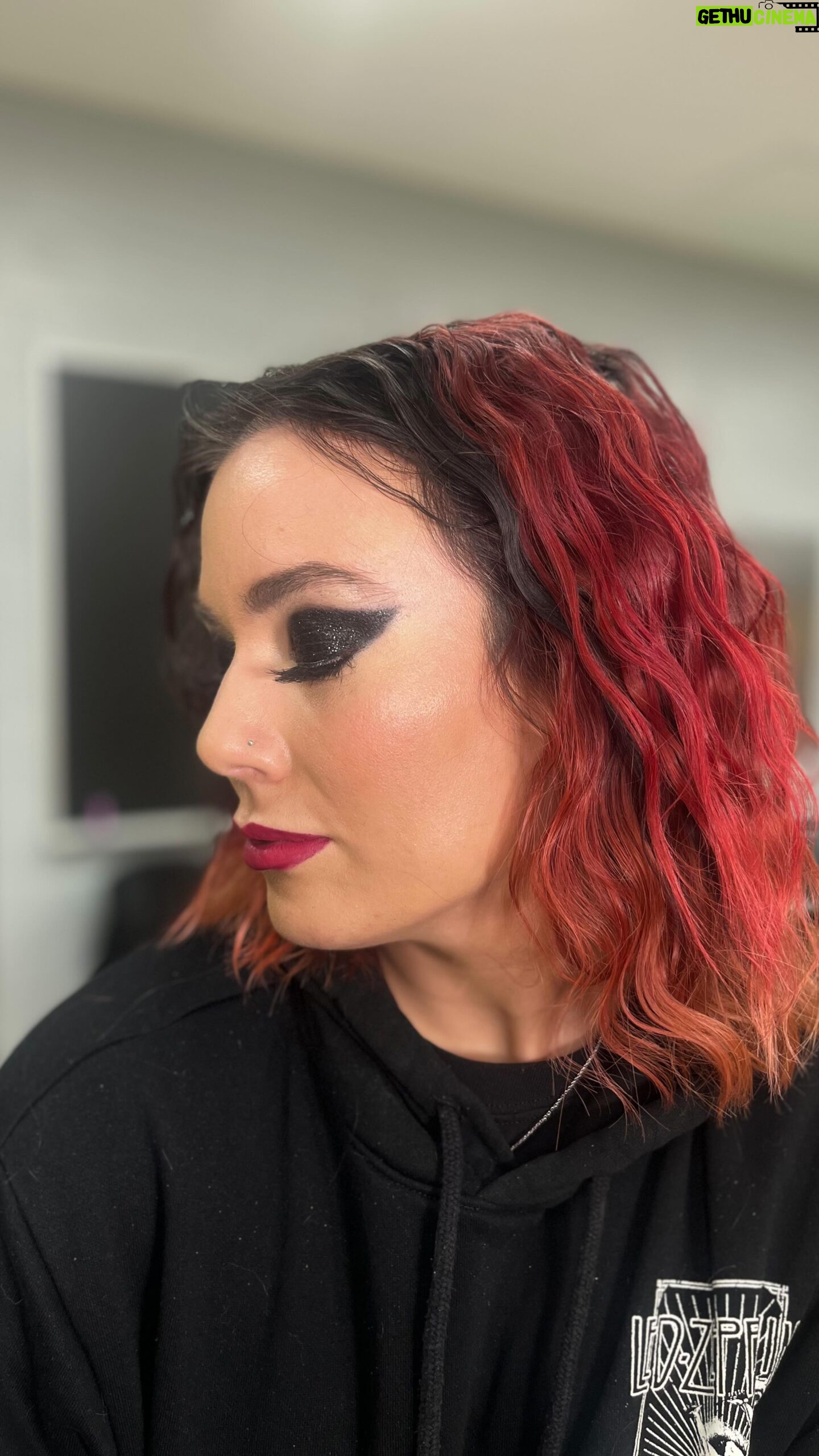 Raquel Lourenço - 850 Likes - In motion for @tnawrestling for the tapings in #windsorontario doing glam on @kellywrestling..watch til the end for the finished look 👀🖤🖤
Full glam by me 💄🙋🏻♀️
#mua#hairstylist#orlandomua#orlandohairstylist#freelancelife#photoshoot#boudoir#classicmakeup#softglam#smokeyglam#smokeyeyes#dramaticeye#orlandobridalmakeup#orlandobridalhairstylist
#behindthescenes#setlife#commercial#commercialartist#production#orlandomua#orlandohairstylist#freelancelife#bts#freelance#tnawrestling#tnaknockouts#windsorontario