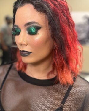 Raquel Lourenço Instagram - Super Sultry 💚Smokey 🖤look on the gorgeous  @kellywrestling for @impactknockoutsglam 
Glam by me 🙋🏻‍♀️💄

#mua#hairstylist#freelance#freelancelife#bts#behindthescenes#orlandomua#orlandohairstylist#setlife#commercialartist#production#glammakeup#greensmokeyeye#memphis#ilovemyjob