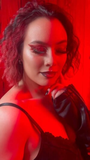 Raquel Lourenço Instagram - @kellywrestling looking absolutely stunning with this red eye by @davidiangrant in #Chicago 🩸🩸 
•
#chicago #chicagomakeupartist #makeupartist #artistsoninstagram #glam #patmcgrath #glamour #danessamyricksbeauty #danessamyricks #ardell #eyeslipsface #redhead #fyp