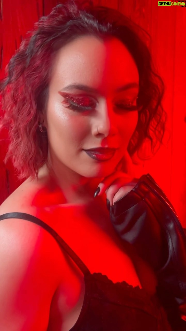 Raquel Lourenço - 2.1K Likes - @kellywrestling looking absolutely stunning with this red eye by @davidiangrant in #Chicago 🩸🩸
•
#chicago #chicagomakeupartist #makeupartist #artistsoninstagram #glam #patmcgrath #glamour #danessamyricksbeauty #danessamyricks #ardell #eyeslipsface #redhead #fyp