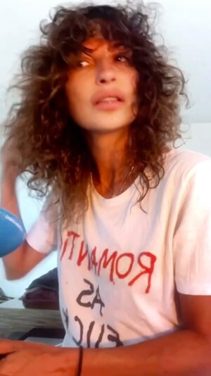 Raquel Prates Instagram - As aventuras com o meu cabelo, e o vídeo como resposta à maioria das vossas questões. 🫶🏻
#novolook #cabelo #cortedecabelofeminino #corredecabelo #cabelocomcaracóis #cabelocomfrizz