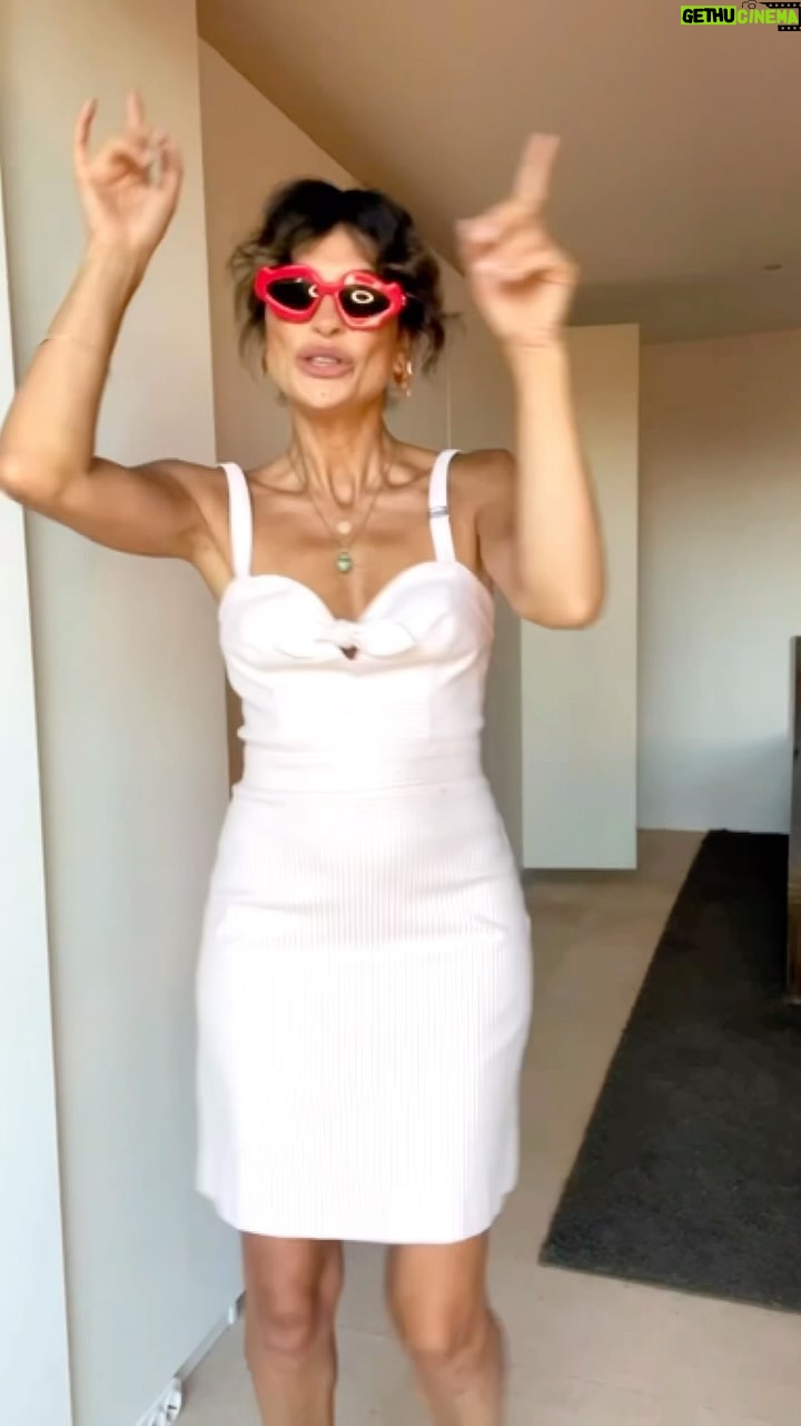 Raquel Prates - 3 Likes - Think PINK! As minhas sugestƵes de hoje!!
Em destaque:
- como misturar cores ( rosa, branco, preto, encarnado)
- como misturar padrƵes (florais e geomƩtricos)
- como usar alpercatas ( de evitar as skinny jeans pff )
Os vestidos da @guess.portugal são perfeitos para vÔrias ocasiões.
Brincos @tousjewelry
Sapatilhas @vans_europe
Ćculos @loewe na @opticaboavistamegastore
Alpercatas @zaraportugal
E muito obrigada por todos os comentĆ”rios no Ćŗltimo post sobre o meu cabelo. ā„ļøā„ļø
#getdresswithme #styling #vestidosrosa #stylingtips #raquelprates #moda #modafeminina #tendĆŖncia2024