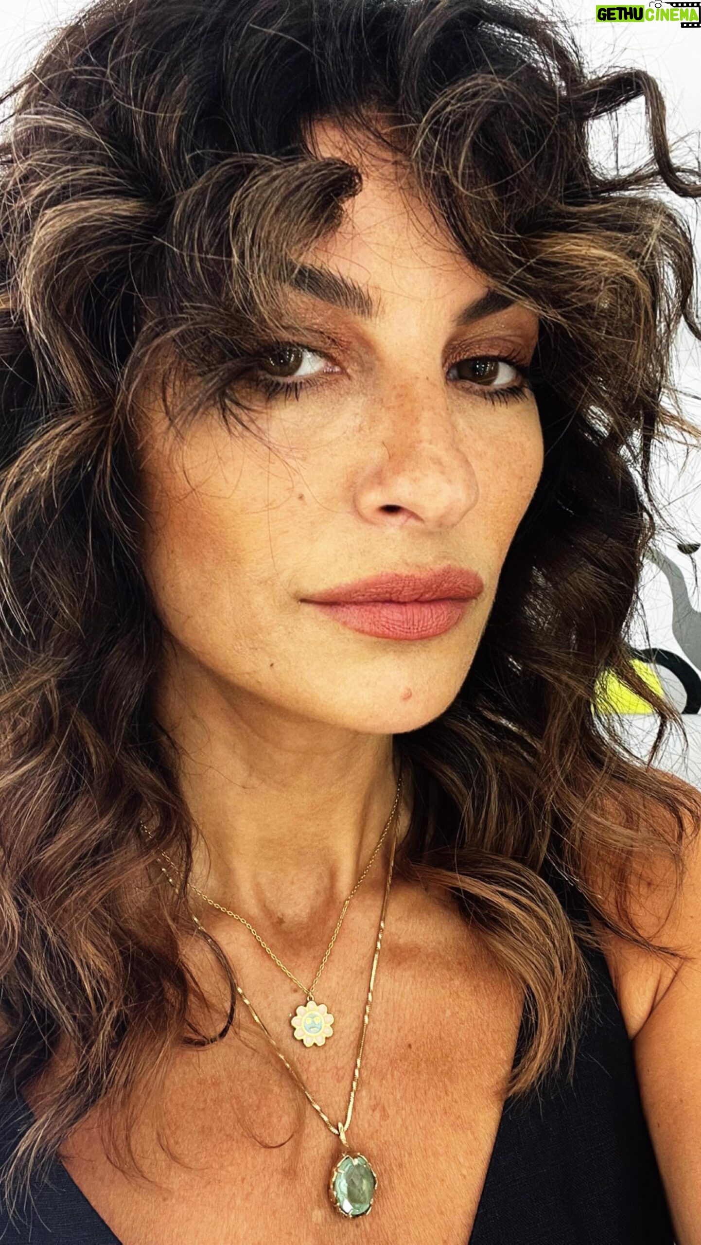 Raquel Prates - 2K Likes - Cortar o cabelo tem sempre um significado para mim. Inaugurar uma nova etapa e/ou encerrar um ciclo.
Nunca fui de ter medo da novidade e da mudanƧa, gosto da adrenalina e da curiosidade de ver o efeito final.
Mas acho que desta vez, atƩ eu fiquei surpreendida com o resultado!!
š Estou de facto muito diferente !!!
E isso só pode ser positivo. š
Obrigada @davidxavier.hairpro ā„ļø que confio de olhos fechados.
#cabelo #mudanƧadevisual #portugal #cortedecabelo #cabelofrisado #cabelocaracois #morena #cabeleireiro #chiadolisboa #penteados