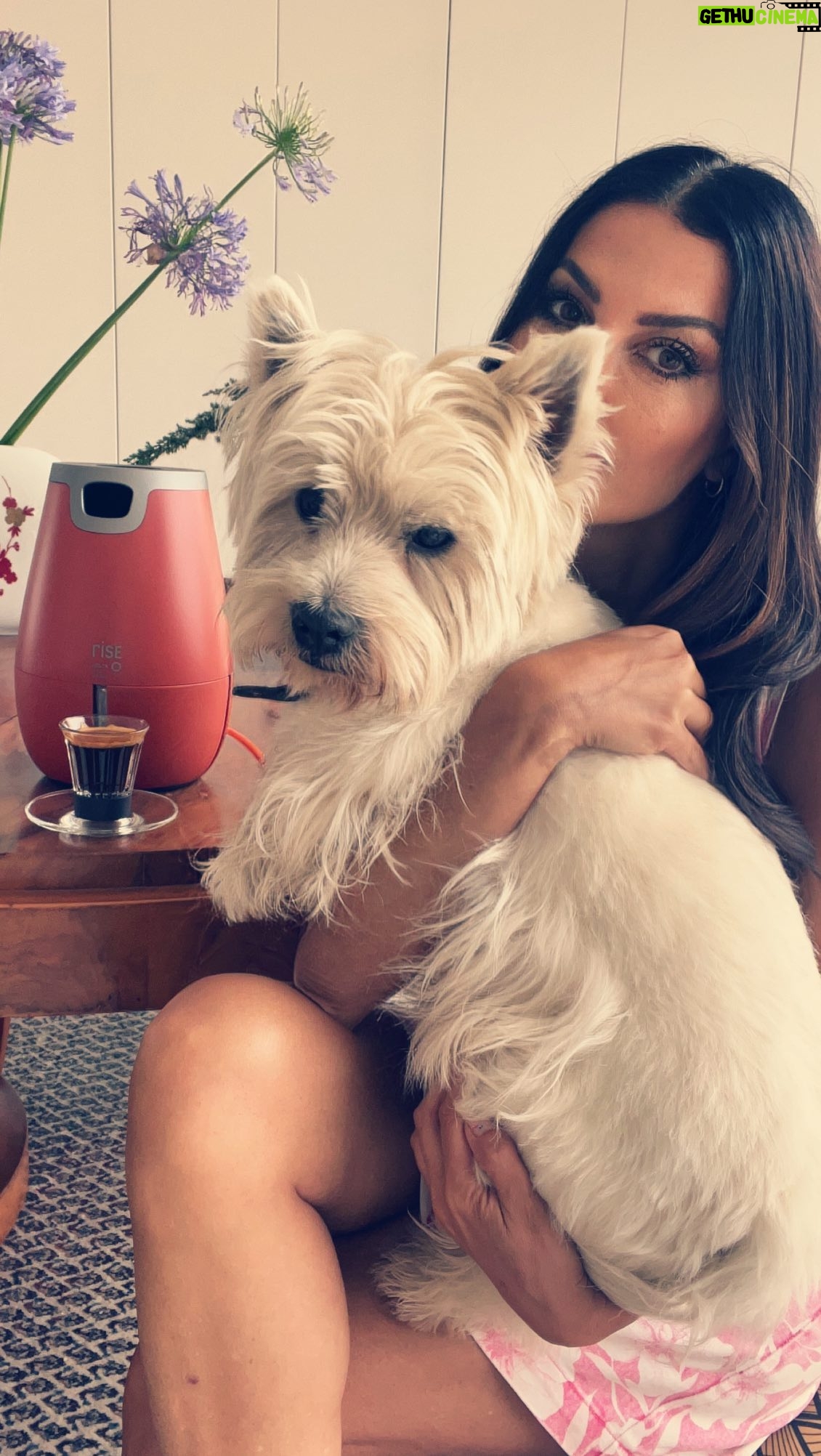 Raquel Prates - 1K Likes - Habemus Delta aqui em casa, comigo an inverter o processo! š (ver com SOM)
A nossa tradição aliada à inovação do design com a assinatura de Philippe Starck, a Rise foi desenvolvida durante 7 anos e totalmente produzida (tal como os acessórios) em Portugal.
RISE and SHINE sleepy heads !!
@deltaq.pt @risedeltaq #risedeltaq #risedeltaqwithstarck #perfectlyinreverse #cafe #inovação #portugal #madeinportugal
#portugalidade #bemvinda #design #minimalista #capsulasdeltaq #humor #deiomeumelhor