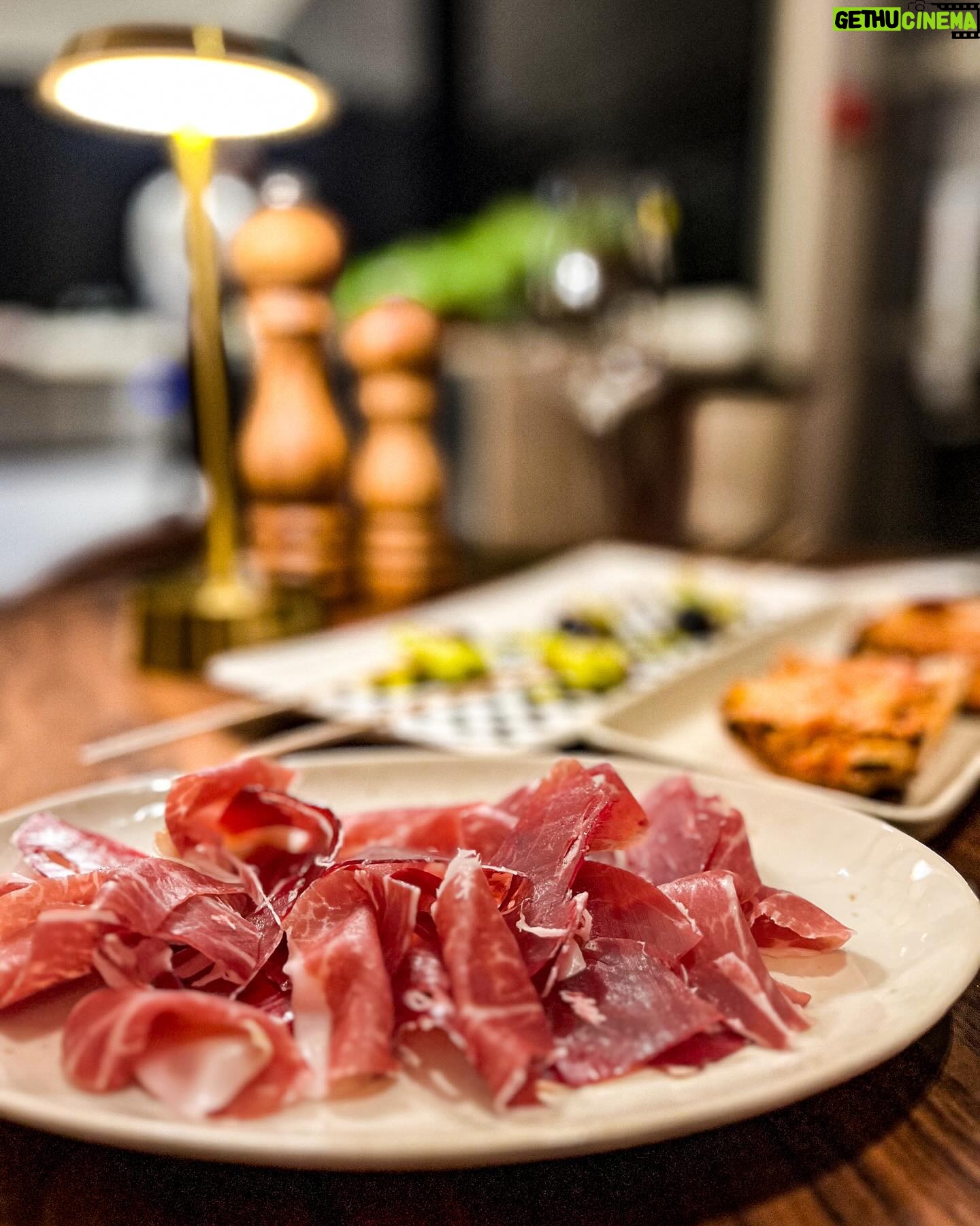 Raquel Prates - 1.9K Likes - Este post não é PUB, mas a vontade que todos conheçam o novíssimo The Kitchen e o respeito que o chef @javimendezfdc (ou cozinheiro como gosta de se intitular) tem pelo alimento e os sabores que não devem ser deturpados da sua natureza.
Um prazer conhecer e provar a sua arte que já me tinha sido recomendado (por passa a palavra).
Se este é um segredo?
Provavelmente. Mas que deve ser obrigatoriamente partilhado.
Parabéns @evolutioncascaisestoril
Legendas nas stories e aqui pela ordem que foi servido :)
Da Mercearia
“La Gilda”
Espetada de azeitona com anchova e pimento picante
Presunto Bellota 100% Ibérico, Curado por 36 Meses
Da casa Casalba servido com pão com tomate
Do Talho
Korean Barbeque
Wagyu brisket na brasa com molho coreano
Bife Tártaro de Boi
Com manteiga Café de Paris
Pastelaria
Brownie
De chocolate negro
#foodporn #thekitchen #restaurant #gourmet