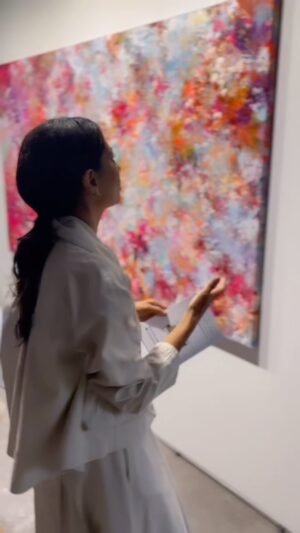 Raquel Prates Instagram - Quem me conhece sabe da minha paixão pela Arte. 
Hoje tive oportunidade de conhecer ou rever alguns artistas com um talento enorme e cujo trabalho merece ser visto. Estão na Vision Art Fair, na Cordoaria Nacional, até segunda feira. Um projeto extraordinário que permite a pequenos artistas darem a conhecer os seus trabalhos e, a quem os visita, a possibilidade de os adquirir. Venham visitar. #VisionArtFair #Art #ArtLisbon #ArtPortugal #ArtCollector @visionartfair23