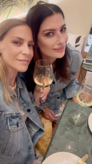 Raquel Prates Instagram - Rooftop com sunset em Lisboa!! 
O nosso ganga dos blusões personalizados pelo artista @brunomarchettoo decretou que apesar da chuva a temporada está inaugurada. 
A organização foi da @tristanaestevescardoso e o local do crime, o rooftop no sétimo andar do @elcorteinglespt .
A visita ao @opoke.chefkiko foi obrigatória e a @moetchandon acompanhou-nos. 
Aguardamos (ansiosamente) pelos próximos episódios ♥️😂
@chefkikomartins 
@iambarbarataborda @barbaraguimaraesbg @martacaraslindas_revolution @cristianasimoesoficial @_oliviaortiz @josefidalgo_oficial @joanakendall @lilianasantos @fernando_alvim 
#foimuitobom #lifestyle #portugal #lisboa #amigos #amizade #jantar #gourmet