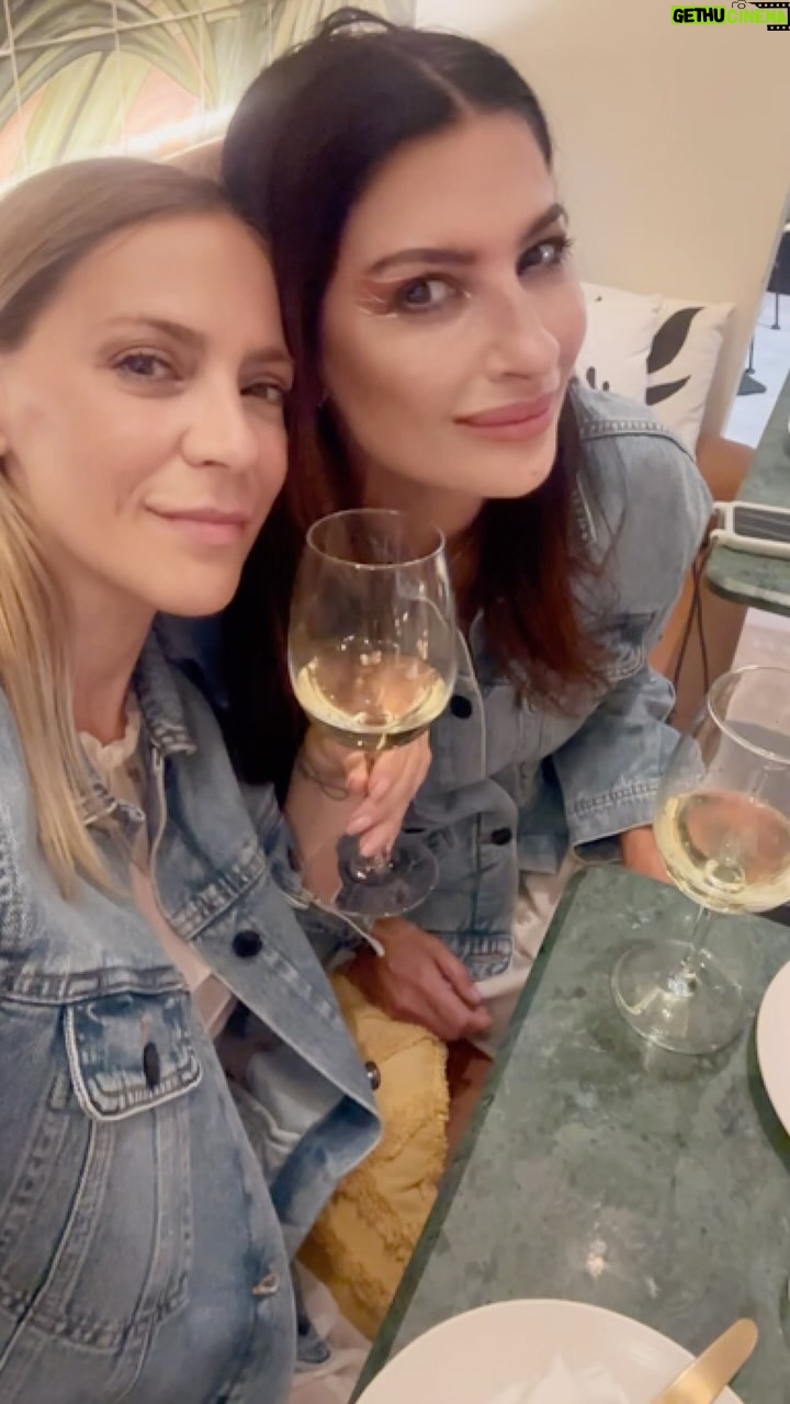 Raquel Prates - 3 Likes - Rooftop com sunset em Lisboa!!
O nosso ganga dos blusƵes personalizados pelo artista @brunomarchettoo decretou que apesar da chuva a temporada estƔ inaugurada.
A organização foi da @tristanaestevescardoso e o local do crime, o rooftop no sétimo andar do @elcorteinglespt .
A visita ao @opoke.chefkiko foi obrigatória e a @moetchandon acompanhou-nos.
Aguardamos (ansiosamente) pelos próximos episódios ā„ļøš
@chefkikomartins
@iambarbarataborda @barbaraguimaraesbg @martacaraslindas_revolution @cristianasimoesoficial @_oliviaortiz @josefidalgo_oficial @joanakendall @lilianasantos @fernando_alvim
#foimuitobom #lifestyle #portugal #lisboa #amigos #amizade #jantar #gourmet