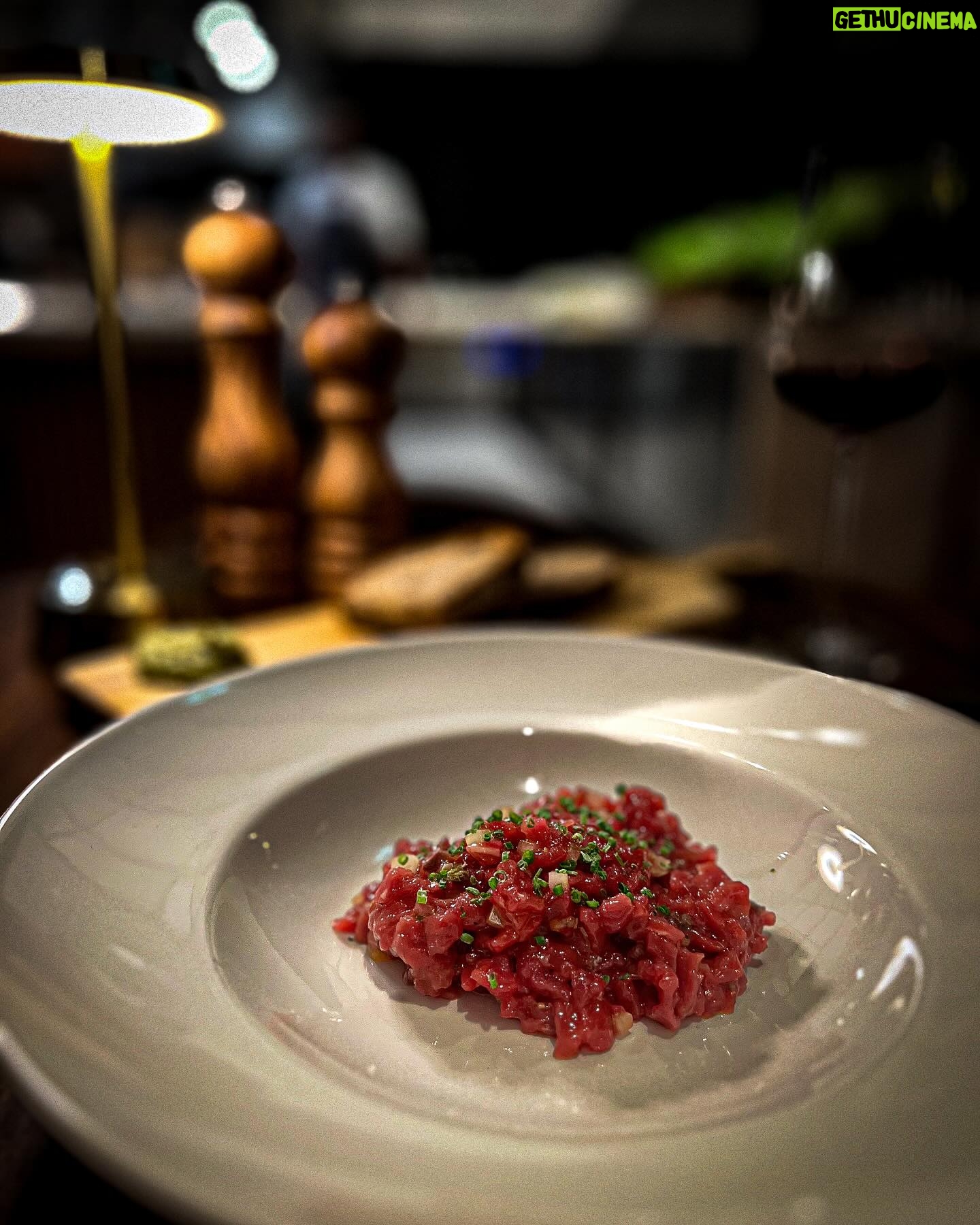 Raquel Prates - 1.9K Likes - Este post não é PUB, mas a vontade que todos conheçam o novíssimo The Kitchen e o respeito que o chef @javimendezfdc (ou cozinheiro como gosta de se intitular) tem pelo alimento e os sabores que não devem ser deturpados da sua natureza.
Um prazer conhecer e provar a sua arte que já me tinha sido recomendado (por passa a palavra).
Se este é um segredo?
Provavelmente. Mas que deve ser obrigatoriamente partilhado.
Parabéns @evolutioncascaisestoril
Legendas nas stories e aqui pela ordem que foi servido :)
Da Mercearia
“La Gilda”
Espetada de azeitona com anchova e pimento picante
Presunto Bellota 100% Ibérico, Curado por 36 Meses
Da casa Casalba servido com pão com tomate
Do Talho
Korean Barbeque
Wagyu brisket na brasa com molho coreano
Bife Tártaro de Boi
Com manteiga Café de Paris
Pastelaria
Brownie
De chocolate negro
#foodporn #thekitchen #restaurant #gourmet