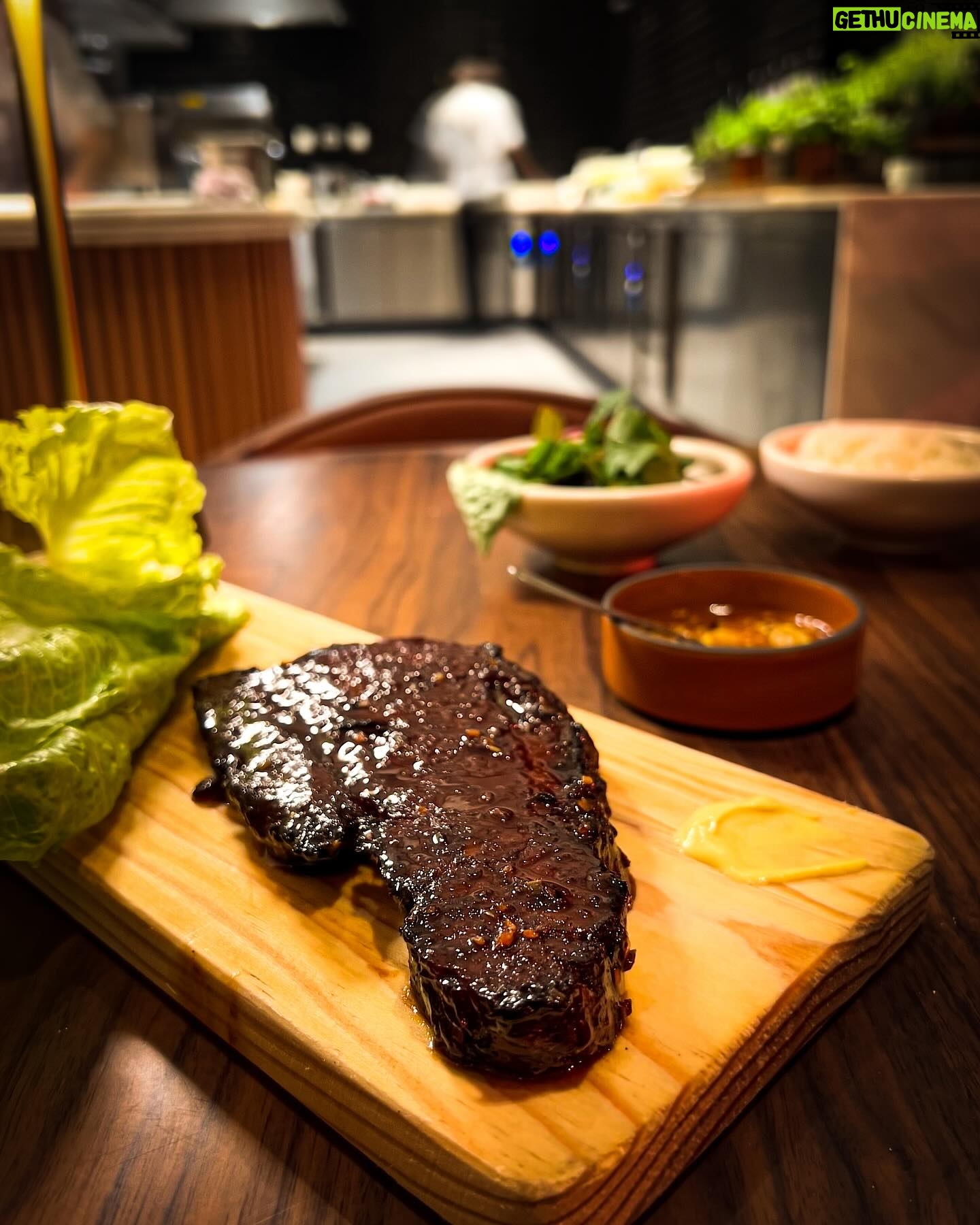 Raquel Prates - 1.9K Likes - Este post não é PUB, mas a vontade que todos conheçam o novíssimo The Kitchen e o respeito que o chef @javimendezfdc (ou cozinheiro como gosta de se intitular) tem pelo alimento e os sabores que não devem ser deturpados da sua natureza.
Um prazer conhecer e provar a sua arte que já me tinha sido recomendado (por passa a palavra).
Se este é um segredo?
Provavelmente. Mas que deve ser obrigatoriamente partilhado.
Parabéns @evolutioncascaisestoril
Legendas nas stories e aqui pela ordem que foi servido :)
Da Mercearia
“La Gilda”
Espetada de azeitona com anchova e pimento picante
Presunto Bellota 100% Ibérico, Curado por 36 Meses
Da casa Casalba servido com pão com tomate
Do Talho
Korean Barbeque
Wagyu brisket na brasa com molho coreano
Bife Tártaro de Boi
Com manteiga Café de Paris
Pastelaria
Brownie
De chocolate negro
#foodporn #thekitchen #restaurant #gourmet