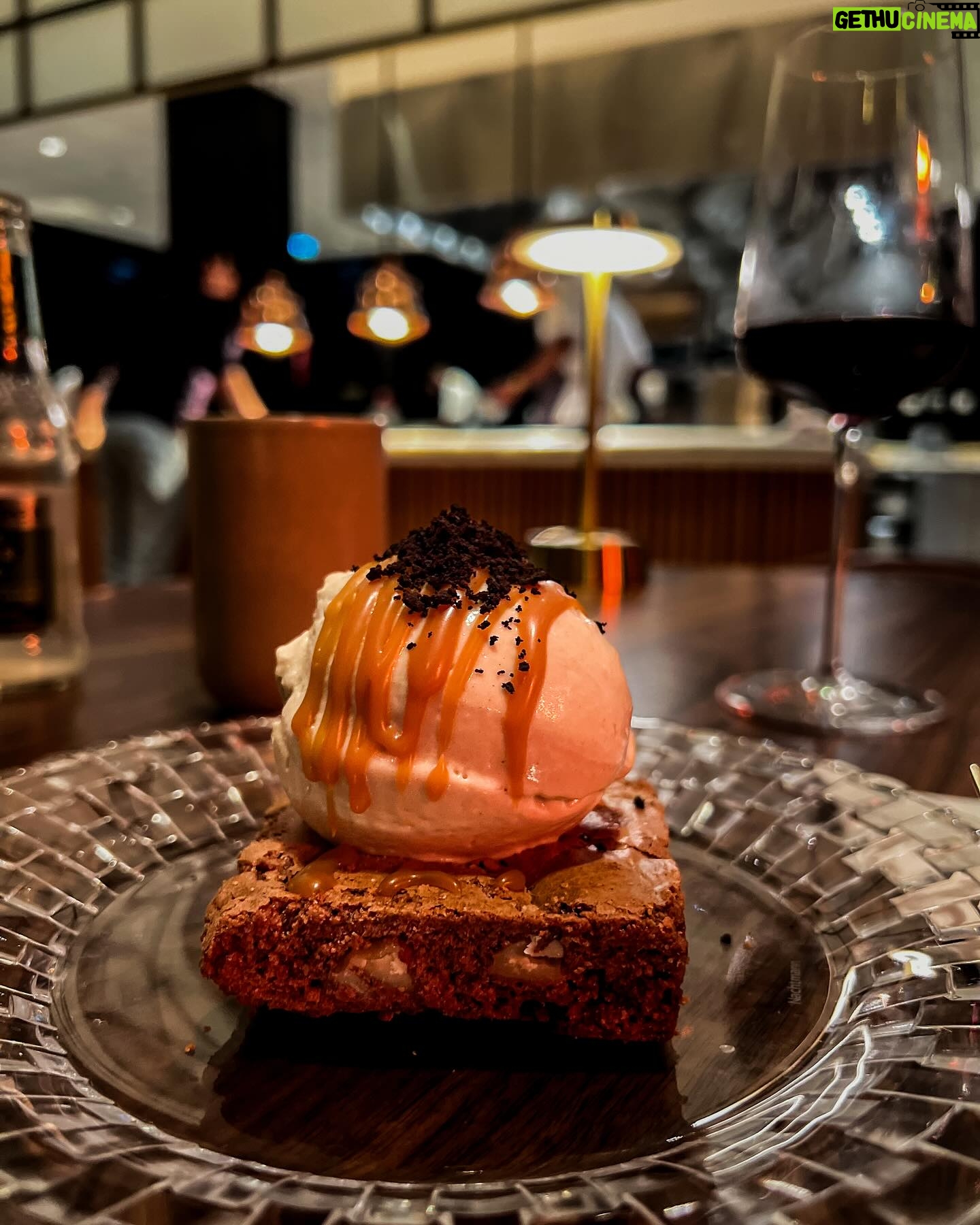 Raquel Prates - 1.9K Likes - Este post não é PUB, mas a vontade que todos conheçam o novíssimo The Kitchen e o respeito que o chef @javimendezfdc (ou cozinheiro como gosta de se intitular) tem pelo alimento e os sabores que não devem ser deturpados da sua natureza.
Um prazer conhecer e provar a sua arte que já me tinha sido recomendado (por passa a palavra).
Se este é um segredo?
Provavelmente. Mas que deve ser obrigatoriamente partilhado.
Parabéns @evolutioncascaisestoril
Legendas nas stories e aqui pela ordem que foi servido :)
Da Mercearia
“La Gilda”
Espetada de azeitona com anchova e pimento picante
Presunto Bellota 100% Ibérico, Curado por 36 Meses
Da casa Casalba servido com pão com tomate
Do Talho
Korean Barbeque
Wagyu brisket na brasa com molho coreano
Bife Tártaro de Boi
Com manteiga Café de Paris
Pastelaria
Brownie
De chocolate negro
#foodporn #thekitchen #restaurant #gourmet
