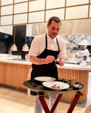 Raquel Prates Instagram - Este post não é PUB, mas a vontade que todos conheçam o novíssimo The Kitchen e o respeito que o chef @javimendezfdc (ou cozinheiro como gosta de se intitular) tem pelo alimento e os sabores que não devem ser deturpados da sua natureza. 
Um prazer conhecer e provar a sua arte que já me tinha sido recomendado (por passa a palavra). 
Se este é um segredo?
Provavelmente. Mas que deve ser obrigatoriamente partilhado.
Parabéns @evolutioncascaisestoril 

Legendas nas stories e aqui pela ordem que foi servido :) 

Da Mercearia 
“La Gilda”
Espetada de azeitona com anchova e pimento picante

Presunto Bellota 100% Ibérico, Curado por 36 Meses
Da casa Casalba servido com pão com tomate

Do Talho 
Korean Barbeque
Wagyu brisket na brasa com molho coreano

Bife Tártaro de Boi
Com manteiga Café de Paris

Pastelaria 
Brownie
De chocolate negro
#foodporn #thekitchen #restaurant #gourmet